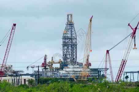 texas的巨型石油钻机结构图片素材